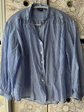 GAP White and Blue Striped Button-Front Shirt